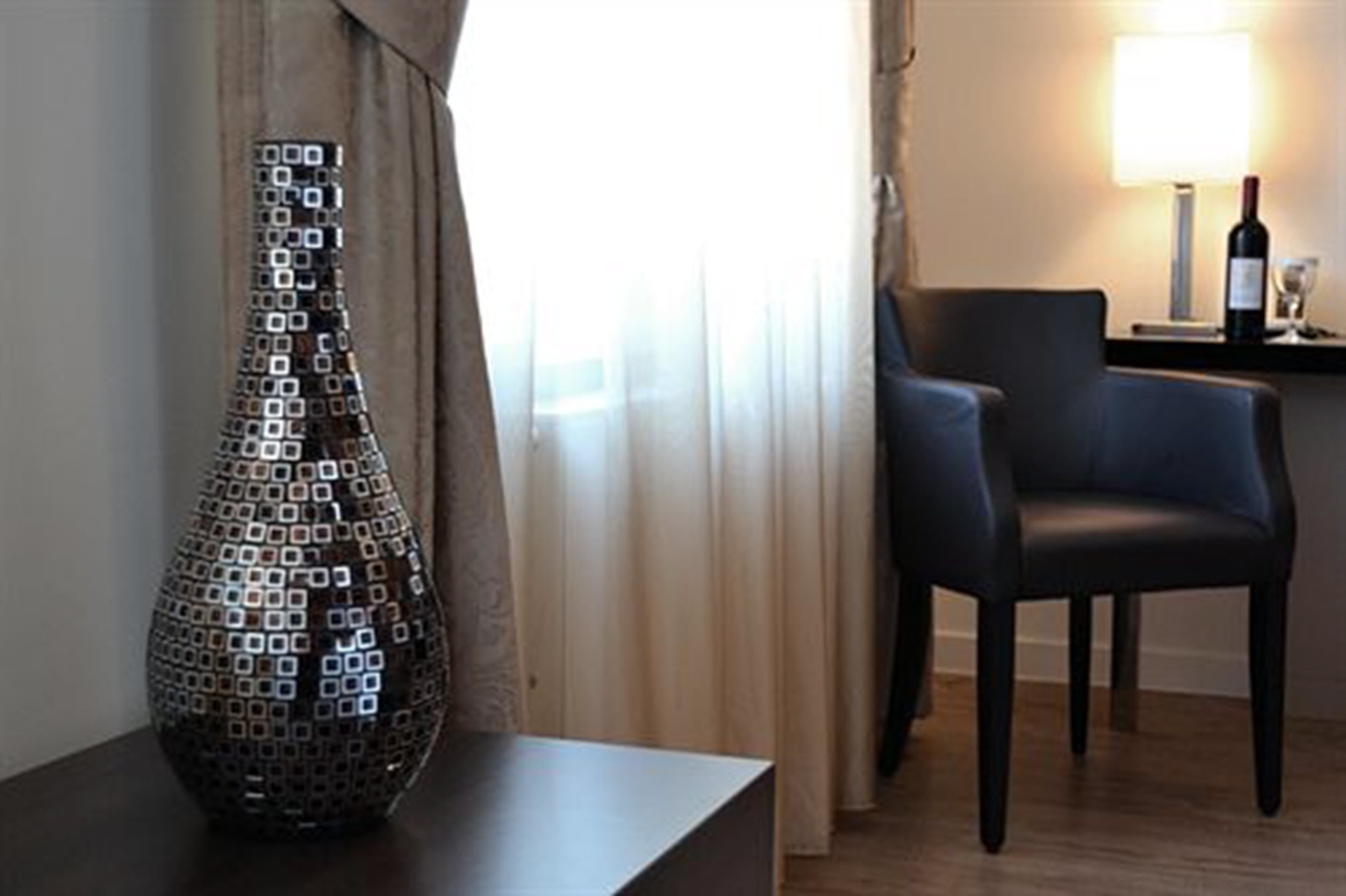 Hypo-allergenic bedding, minibar, in-room safe, desk