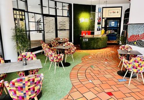 Tägliches kontinentales Frühstück (16.00 EUR pro Person)