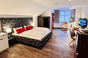 Hypo-allergenic bedding, in-room safe, individually furnished, desk - artHotel Magdeburg (Magdeburg)