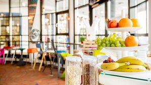 Un comedor con una exhibición de frutas y asientos.