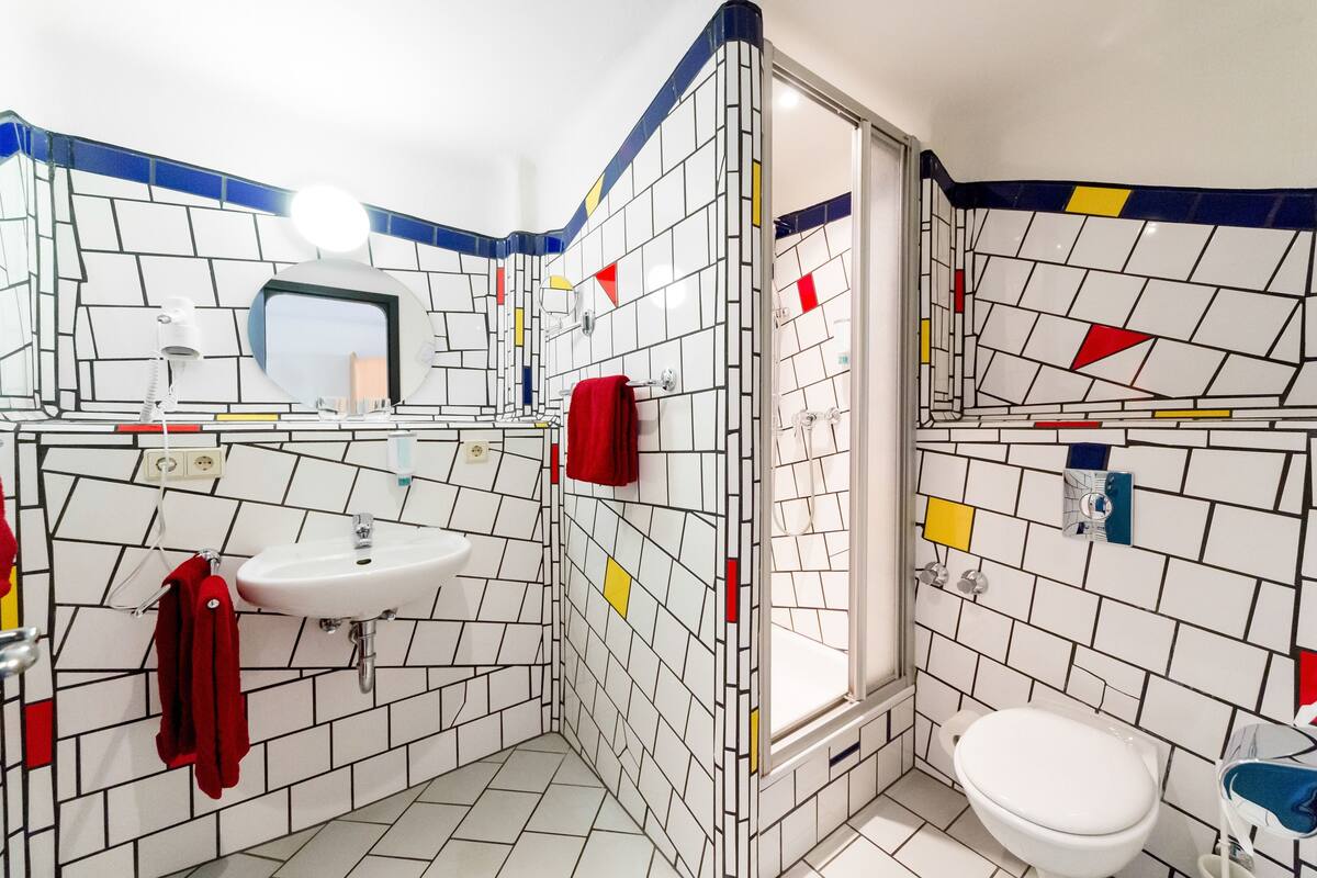 standard single room | bathroom | shower, hair dryer, towels