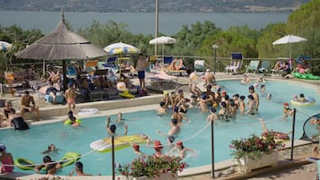 Piscina stagionale all'aperto, ombrelloni da piscina, lettini