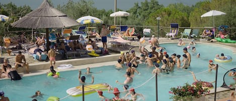 Een seizoensgebonden buitenzwembad en parasols bij het zwembad