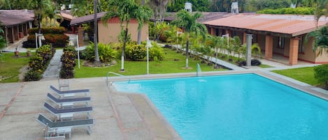 Piscina a l'aire lliure i gandules