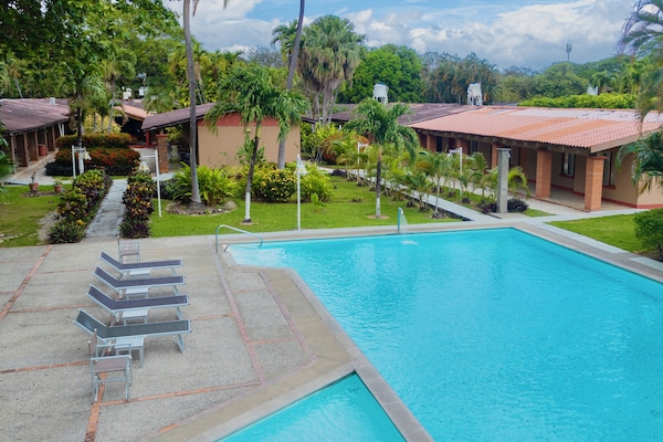 Alberca al aire libre y camastros