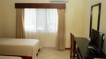 Quarto casal standard | Roupas de cama premium, cofres nos quartos, escrivaninha