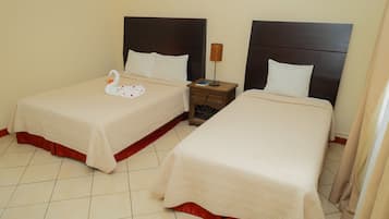 Standard-Doppelzimmer | Hochwertige Bettwaren, Zimmersafe, Schreibtisch, Bügeleisen/Bügelbrett