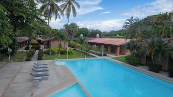 Außenpool, Liegestühle