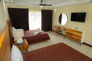 Habitación doble Deluxe | Ropa de cama de alta calidad y caja de seguridad en la habitación 