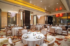 3 restaurants, breakfast, lunch, dinner served; local cuisine
