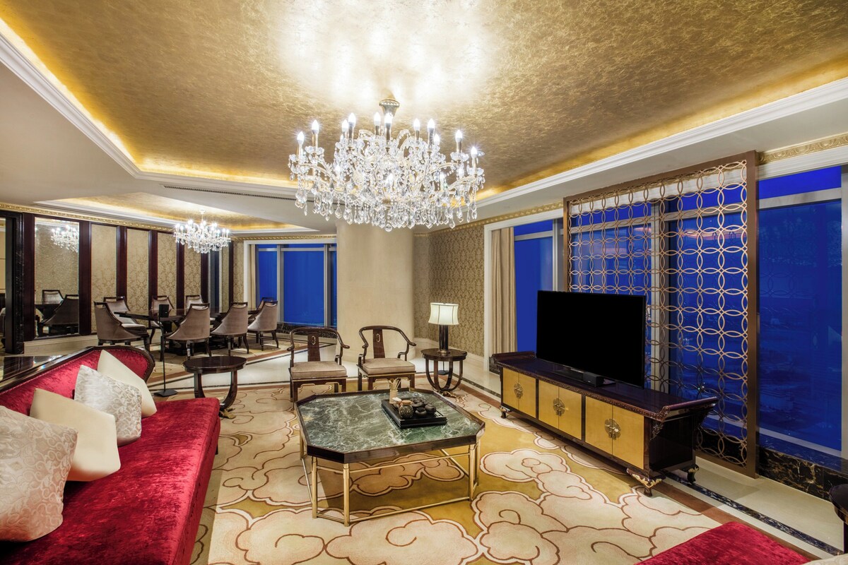 Presidential Suite | Minibar, in-room safe, desk, laptop workspace