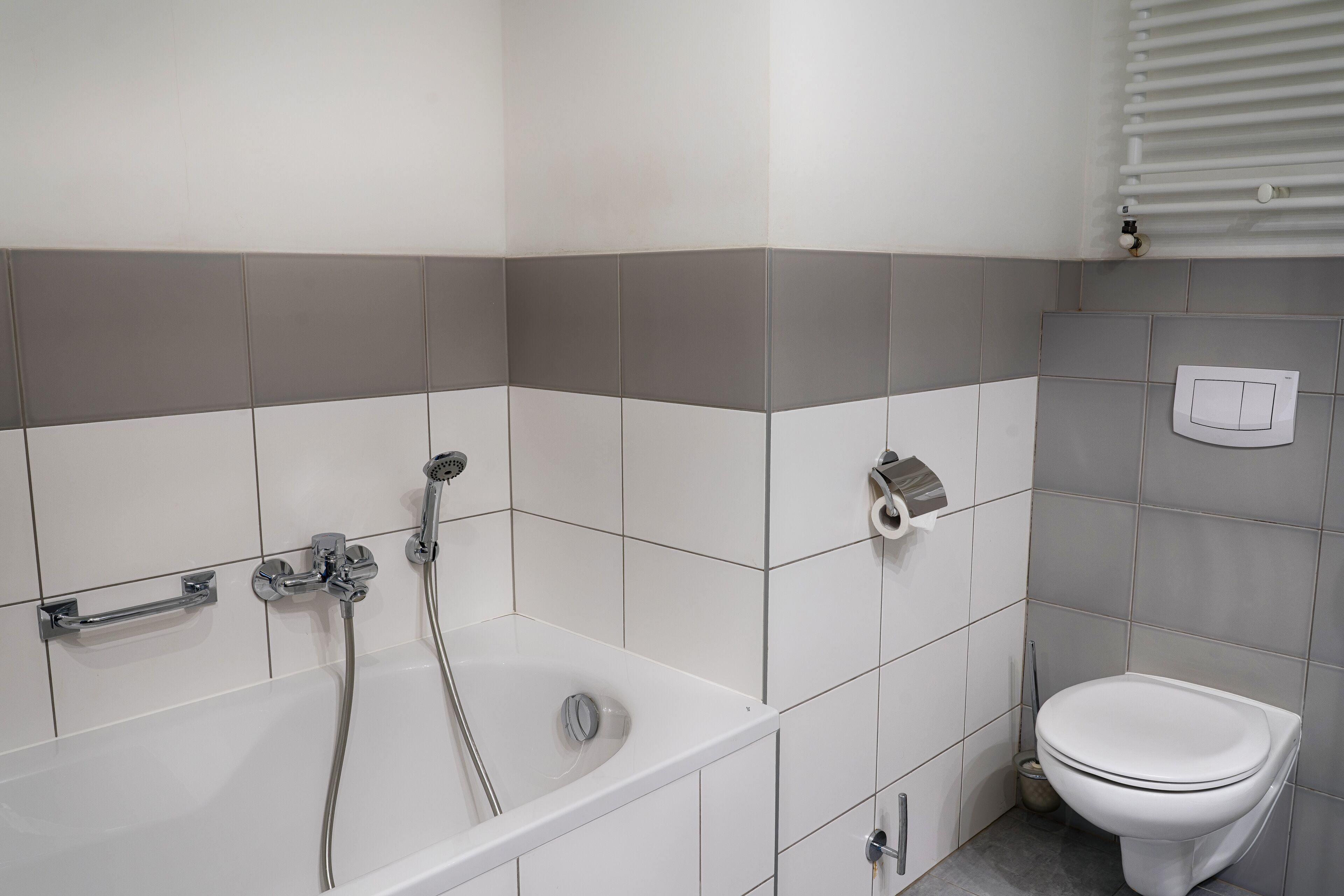 Un baño con bañera, inodoro y ducha.