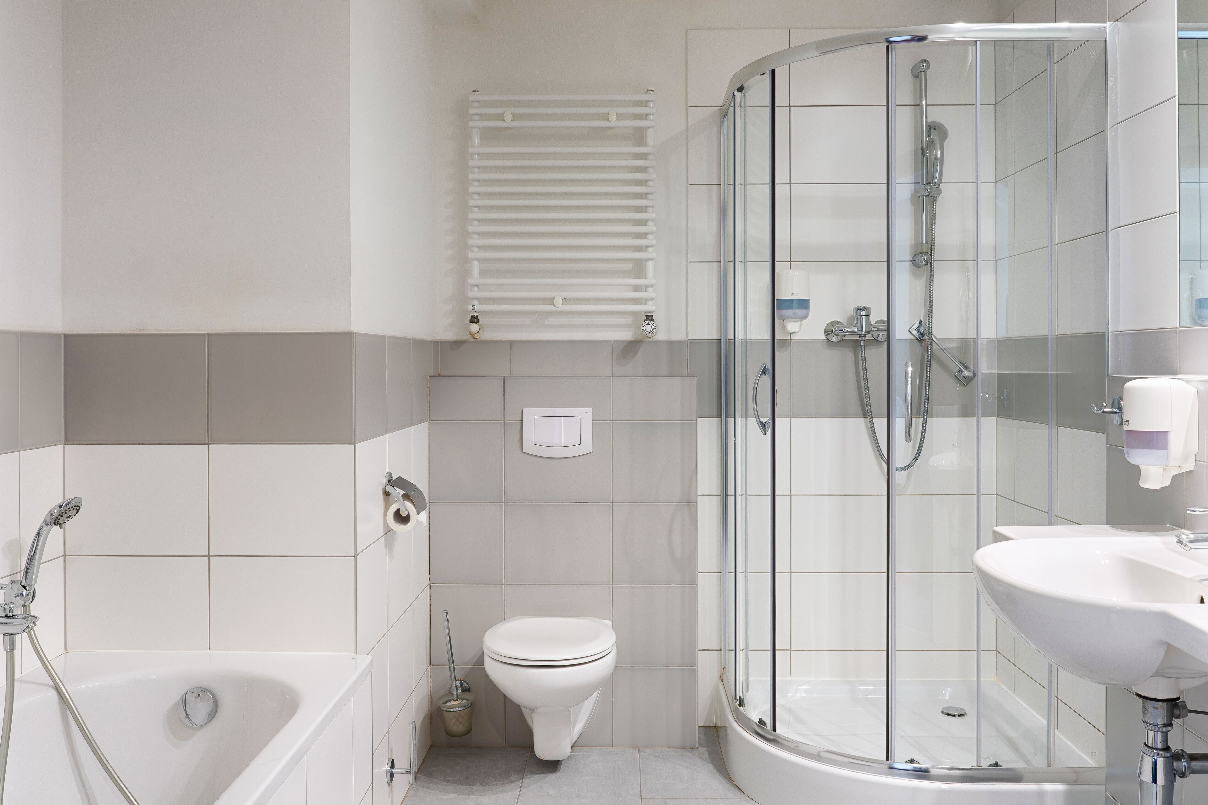 standard double room | bathroom | free toiletries, hair dryer, towels