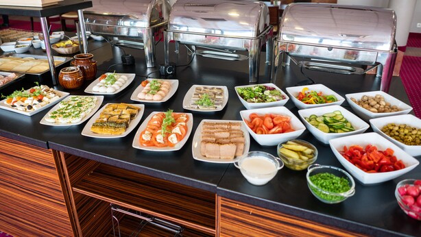 A buffet with various food items and a grill station. - Focus Hotel Katowice Chorzow (Chorzow)