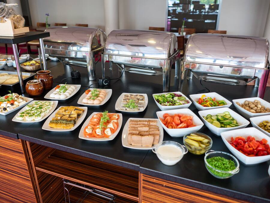 Daily buffet breakfast (PLN 68 per person)