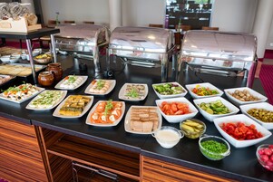 Daily buffet breakfast (PLN 68 per person)