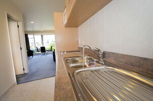 Ropa de cama de alta calidad y caja de seguridad en la habitación 