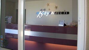 Un mostrador de recepción con un cartel que dice "Baywatch".