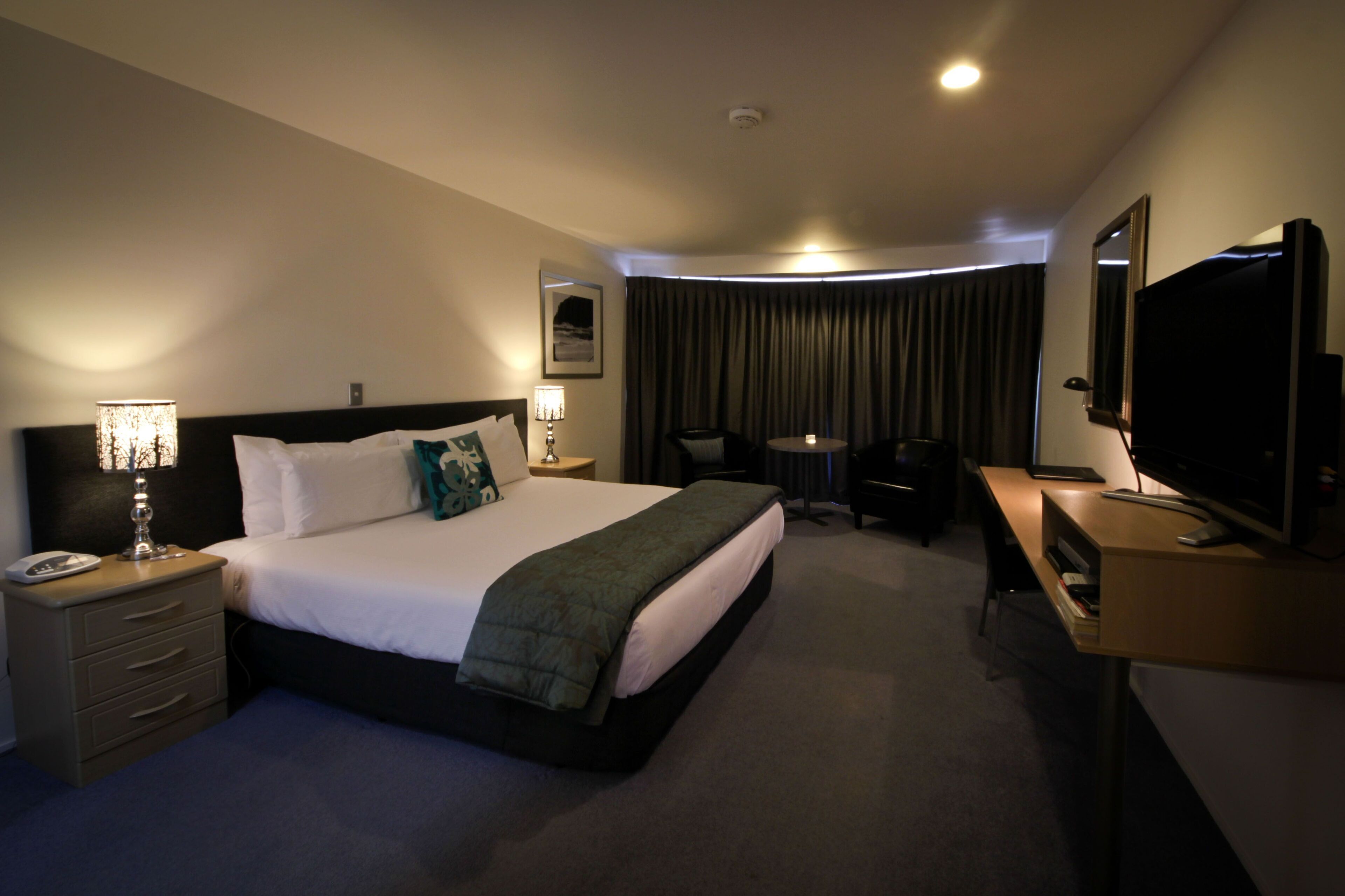 Roupas de cama premium, cofres nos quartos, escrivaninha