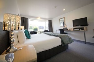 Ropa de cama de alta calidad y caja de seguridad en la habitación 