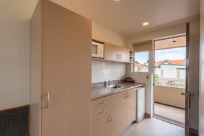 Een koelkast, een microgolfoven, een koffiezetapparaat/waterkoker