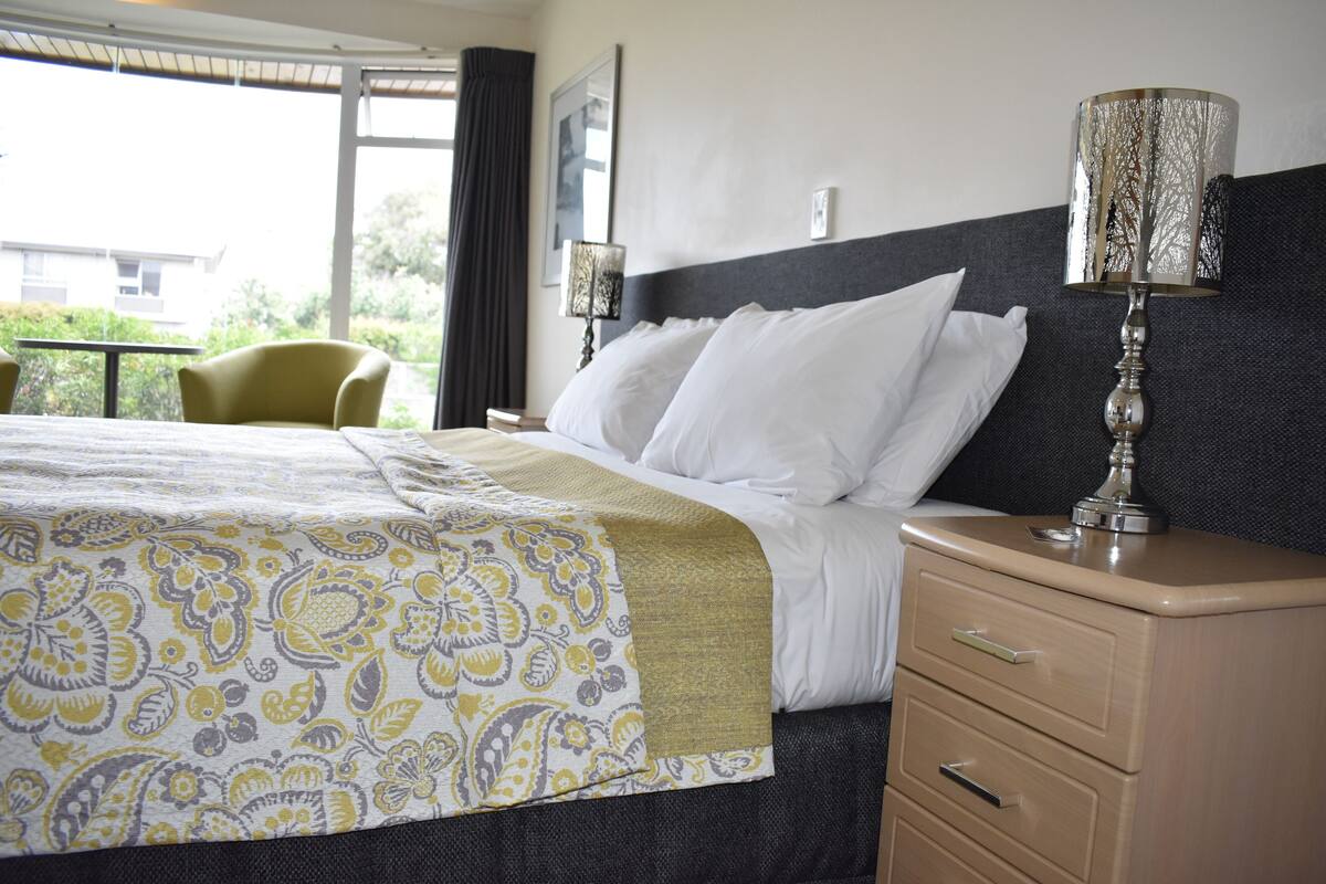 Executive King Studio | Premium bedding, in-room safe, desk, blackout drapes