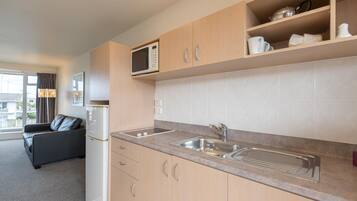 Suíte júnior, 1 quarto | Cozinha privada | Geladeira, micro-ondas, cafeteira/chaleira