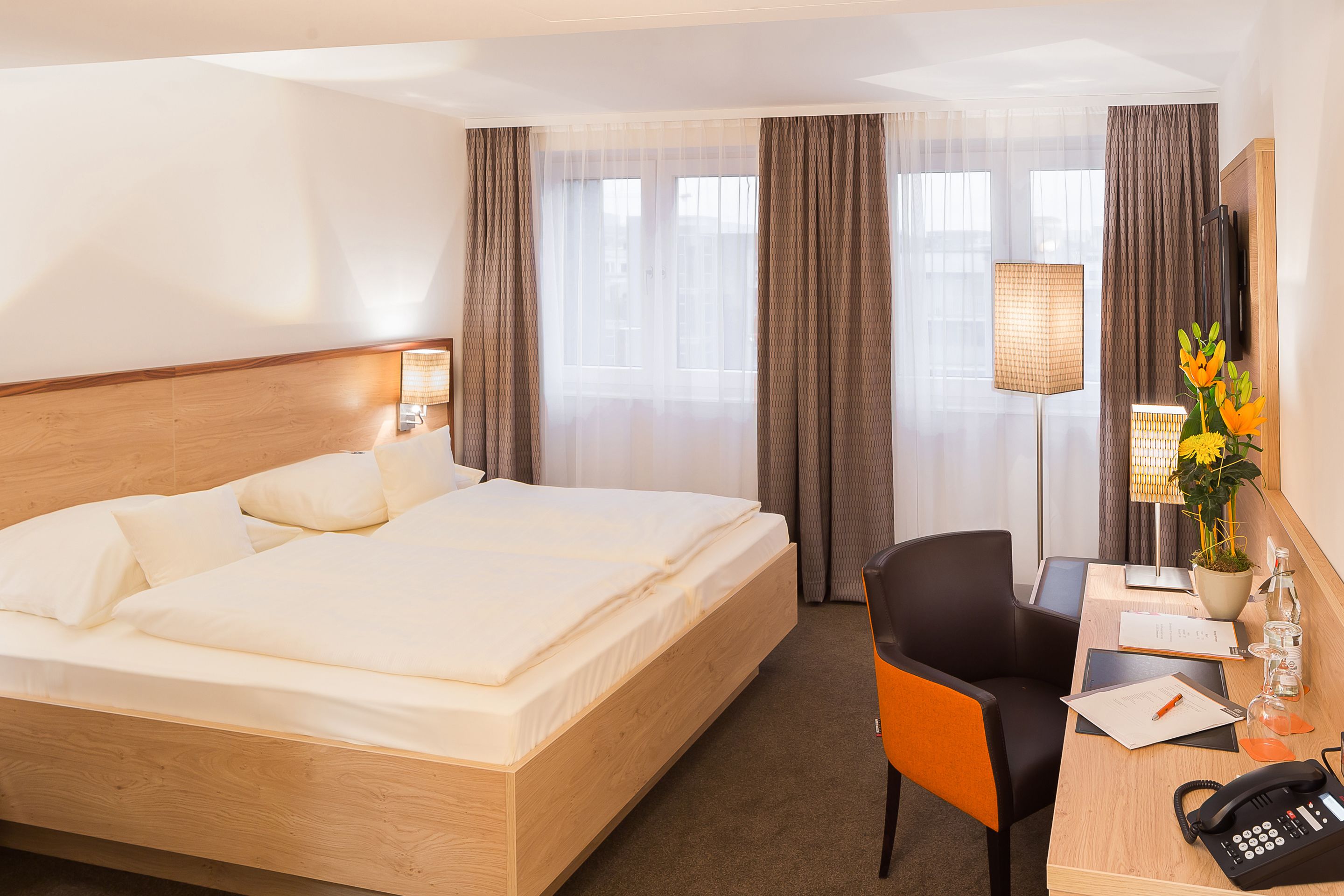 classic double room | hypo-allergenic bedding, in-room safe, desk, laptop workspace