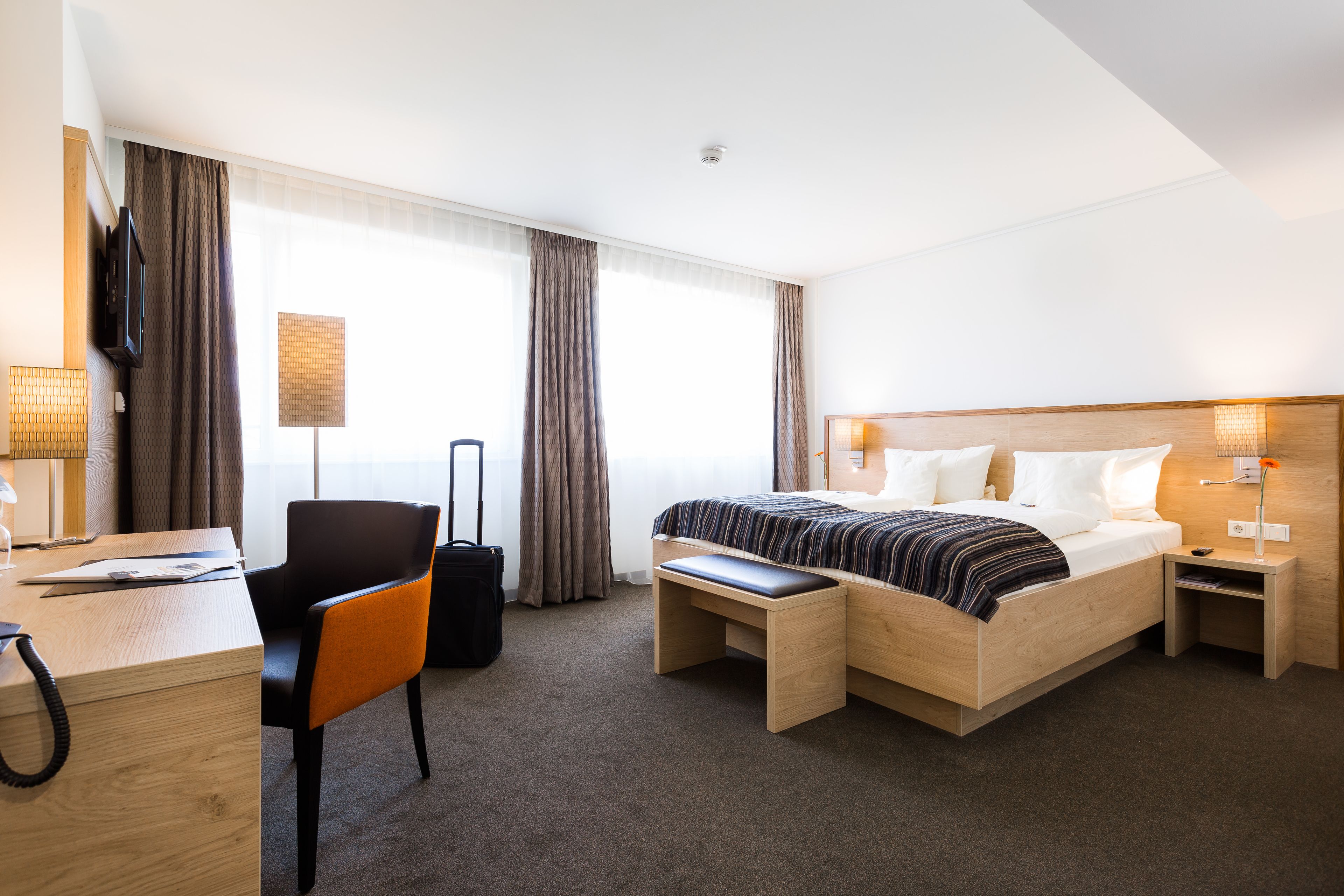 classic double room | hypo-allergenic bedding, in-room safe, desk, laptop workspace