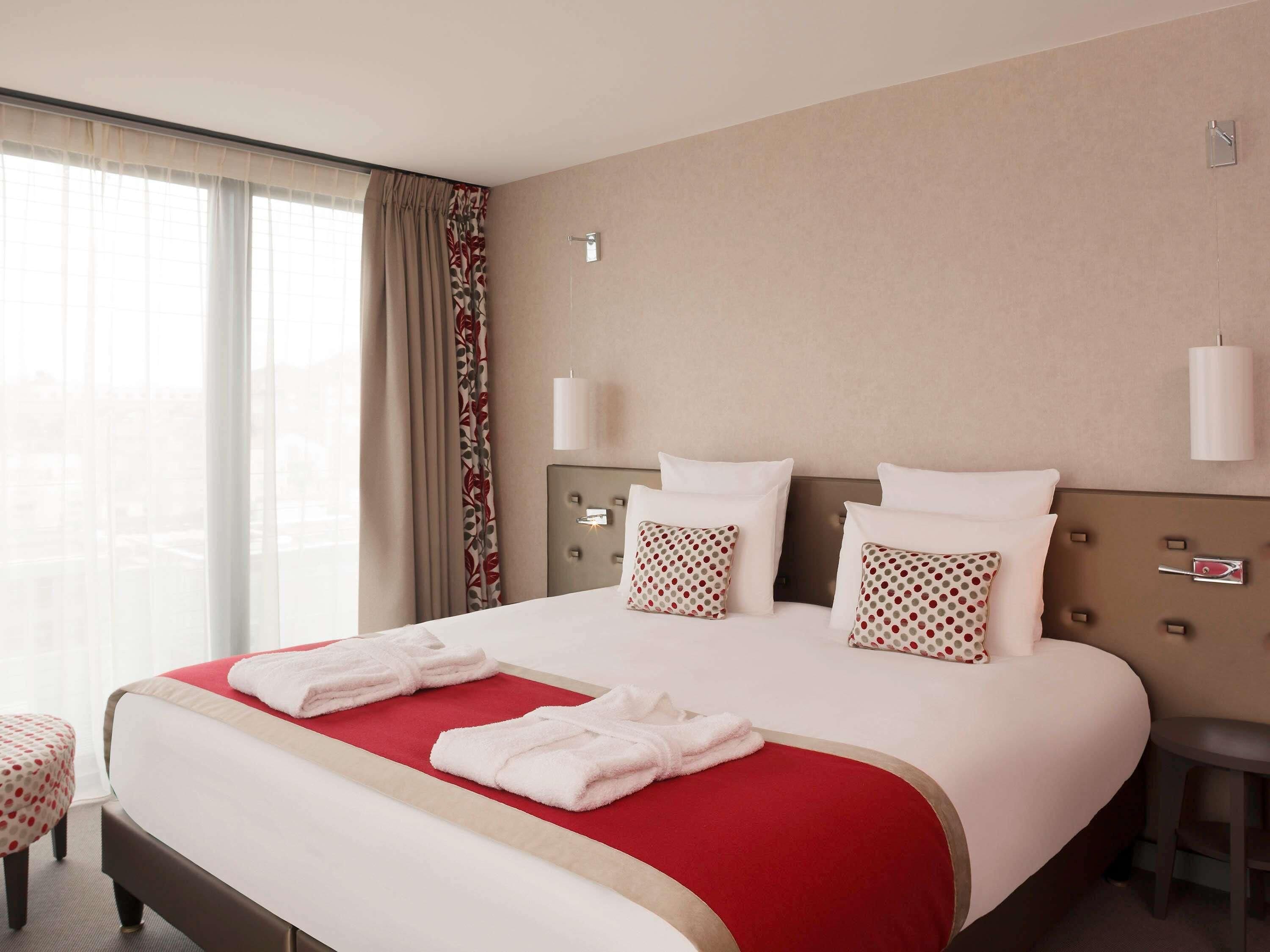 Junior Suite, 1 Double Bed | Free minibar, in-room safe, desk, blackout drapes