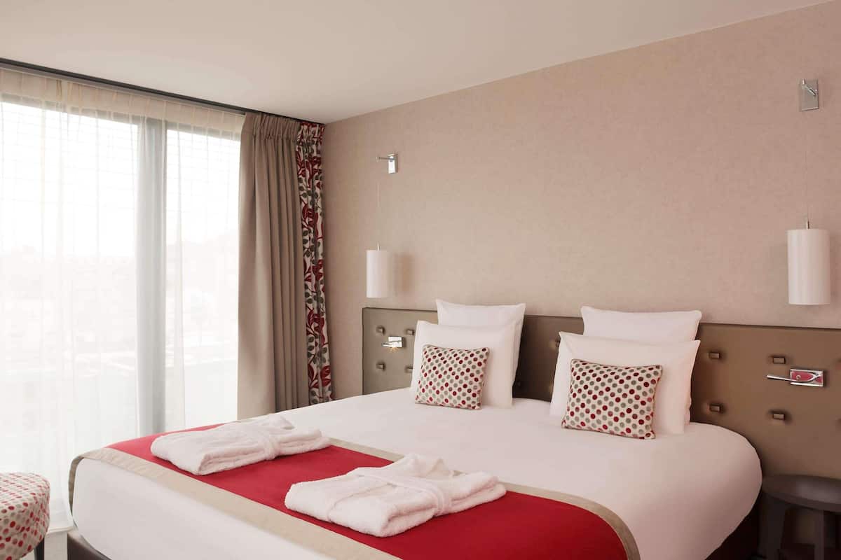 Junior Suite, 1 Double Bed | Free minibar, in-room safe, desk, blackout drapes