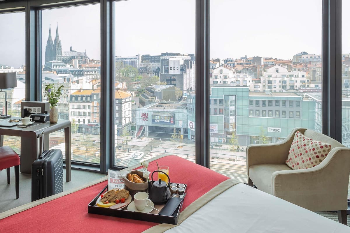 Phòng Suite dành cho gia đình, 1 giường đôi | Minibar với thức uống miễn phí, két bảo mật tại phòng, bàn