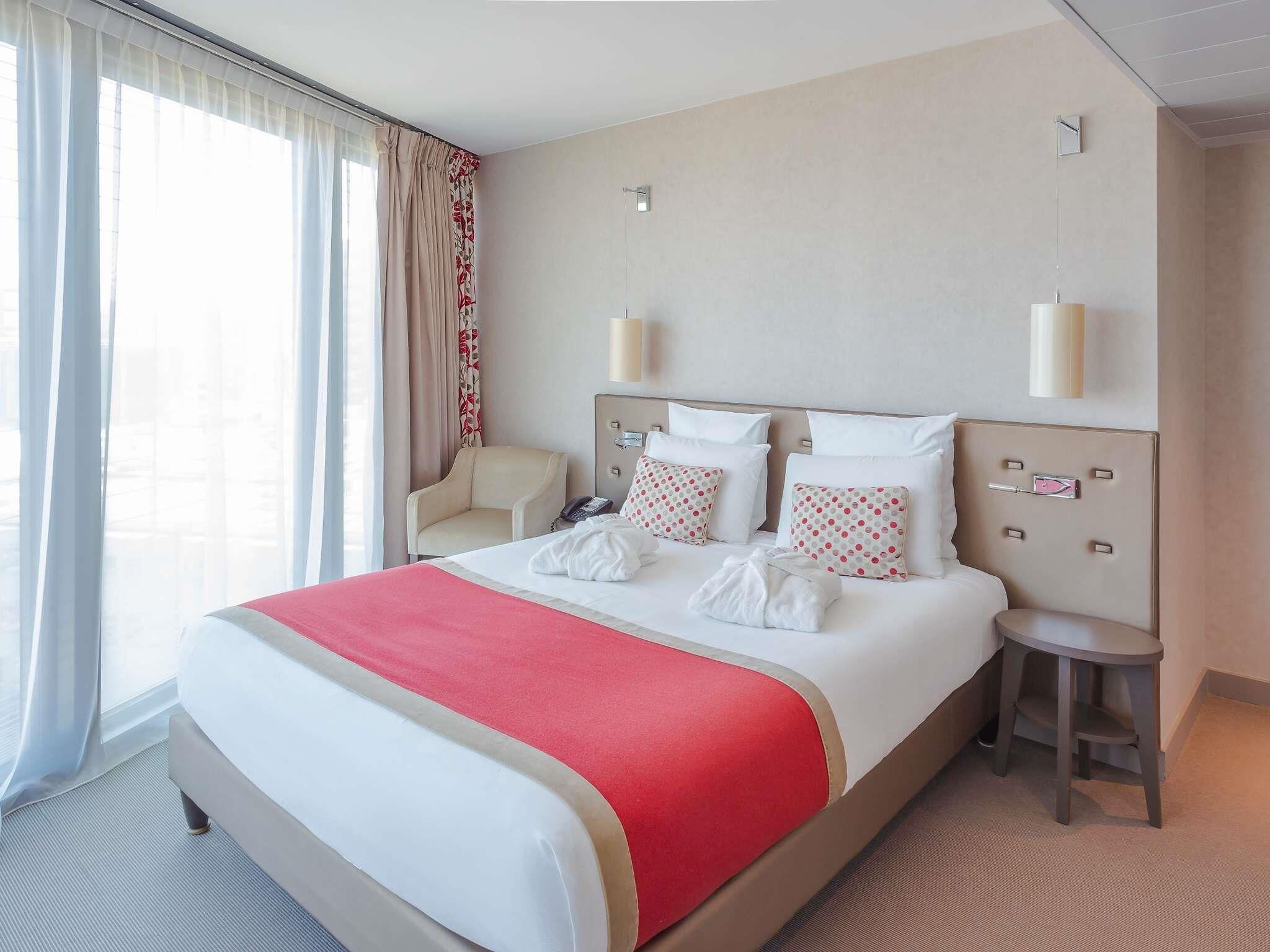 Suite familiar, 1 cama matrimonial | Artículos del minibar gratis y caja de seguridad en la habitación 