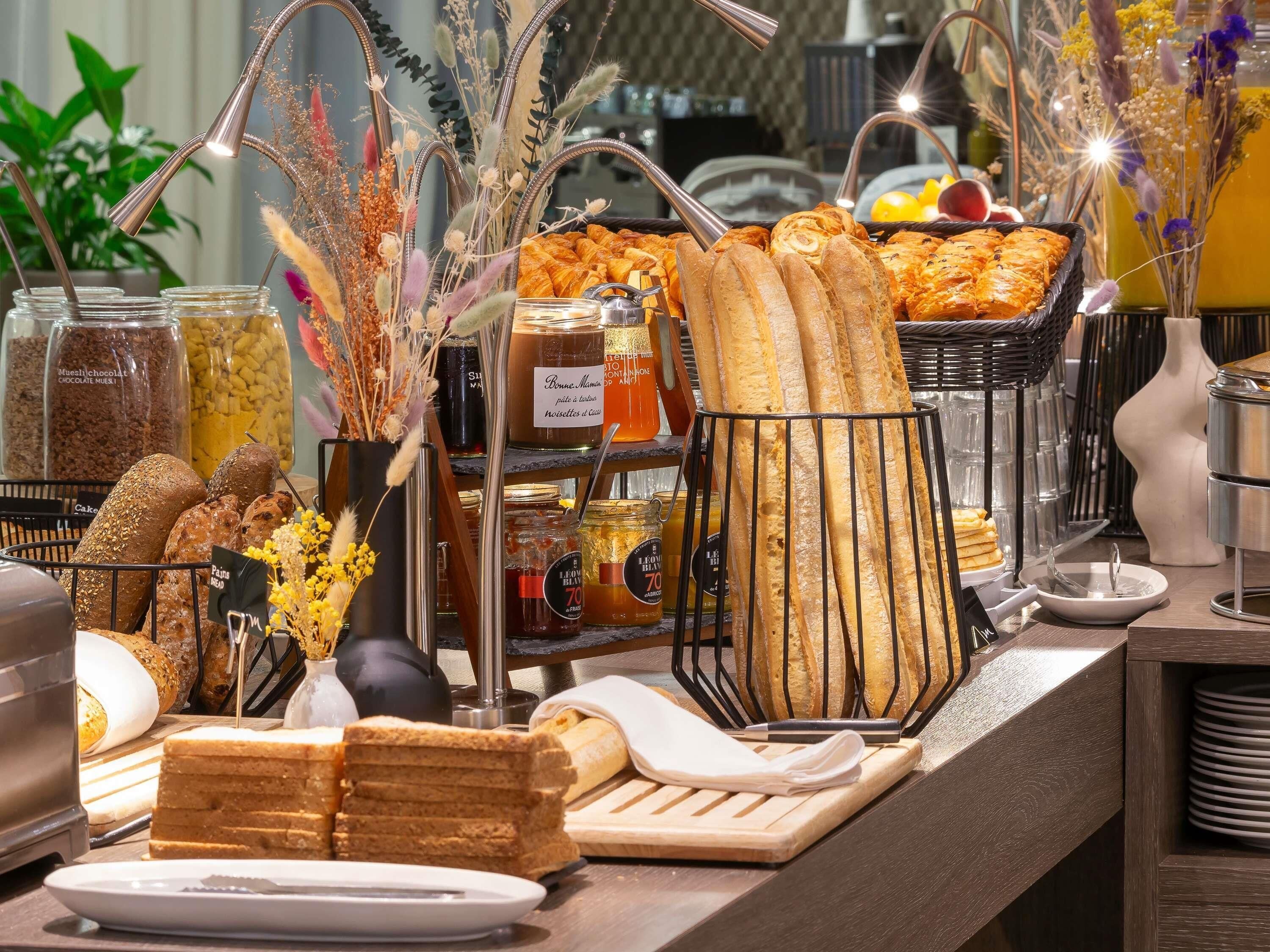 Buffet breakfast for a fee on weekdays