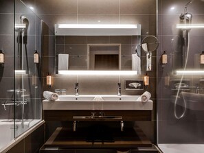 Suite junior, 1 cama doble | Ropa de cama hipoalergénica y minibar con artículos gratuitos
