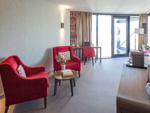 Junior-suite - 1 dobbeltseng | Gratis minibar, pengeskab på værelset, skrivebord, mørklægningsgardiner