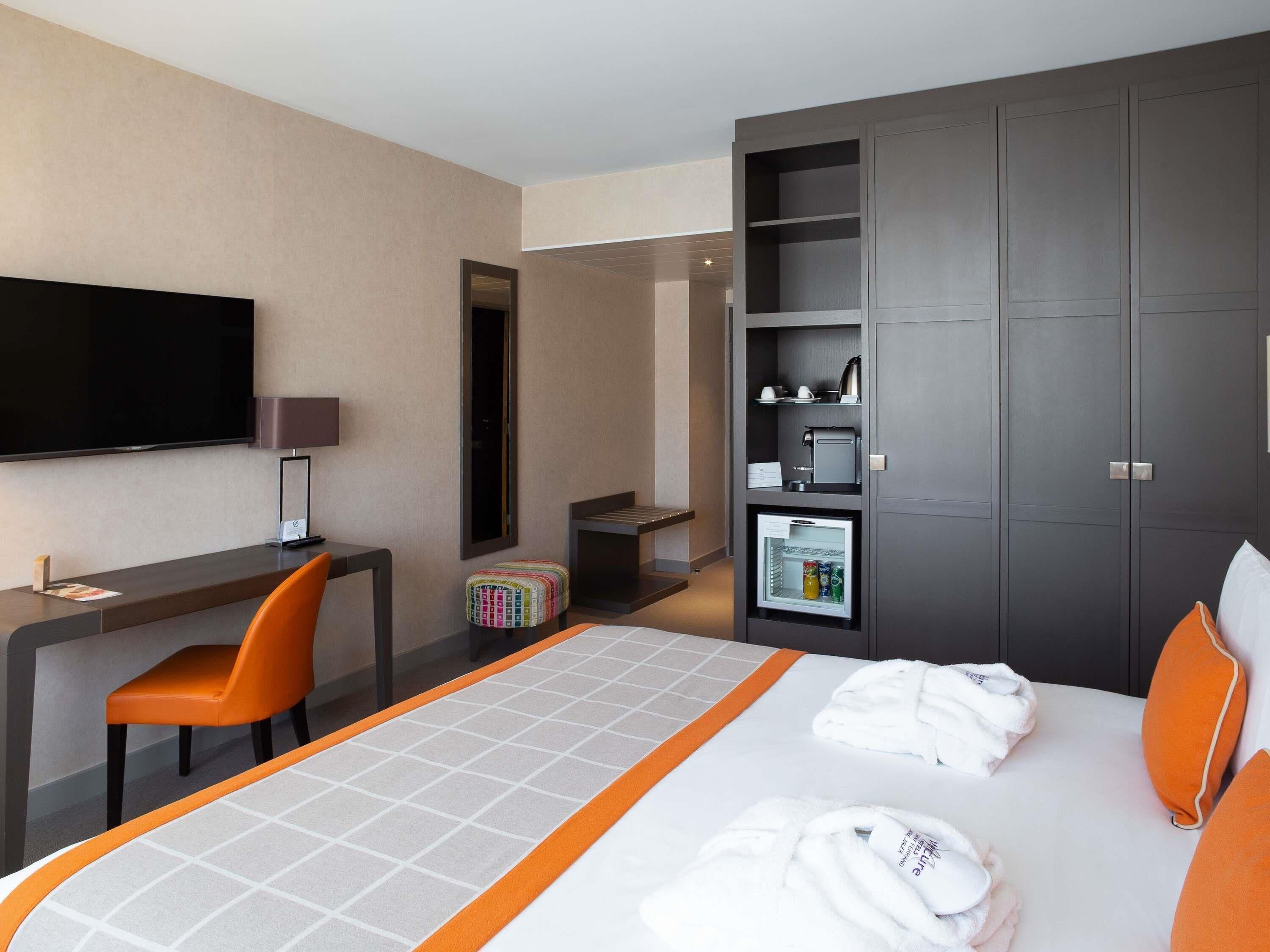Privilege, Room, 1 Double Bed | Free minibar, in-room safe, desk, blackout curtains