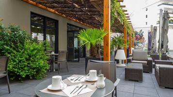 Buffet breakfast on weekdays (EUR 18.50 per person)