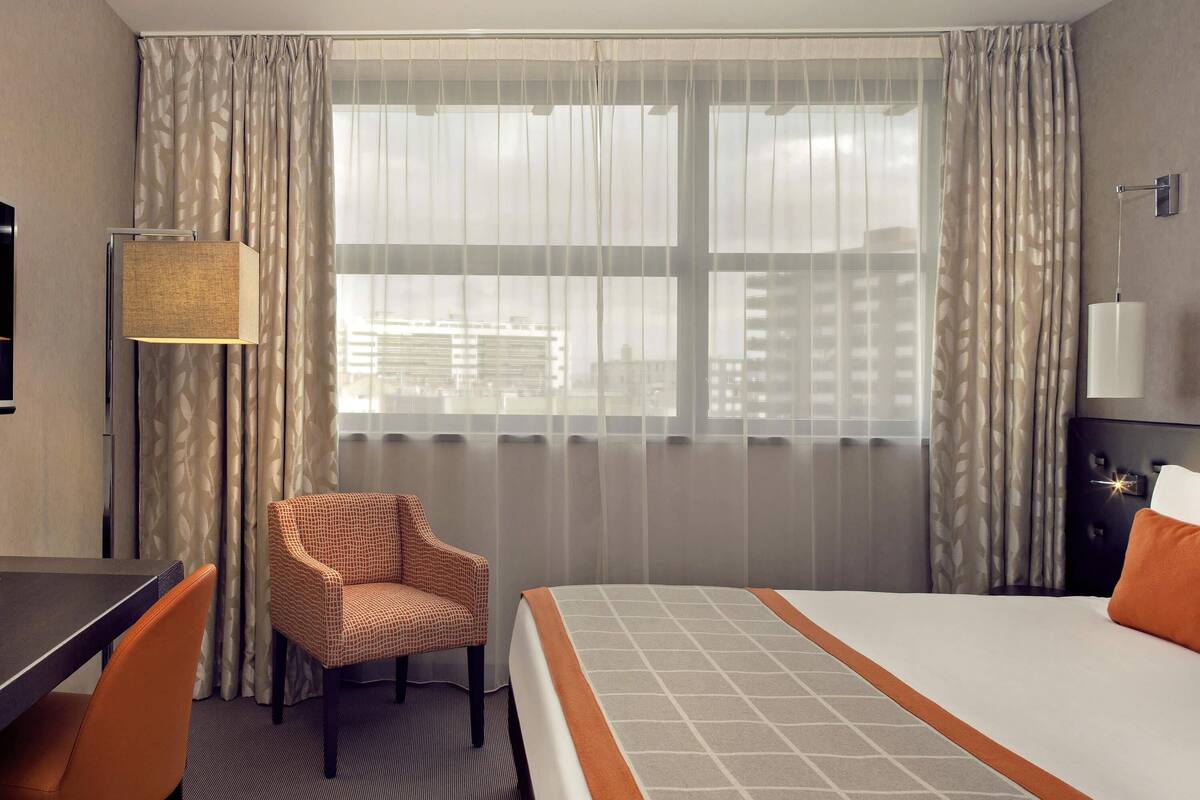 Privilege, Room, 1 Double Bed | Free minibar, in-room safe, desk, blackout curtains