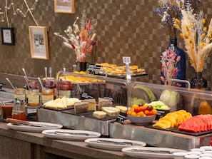 Buffet breakfast on weekdays (EUR 18.50 per person)