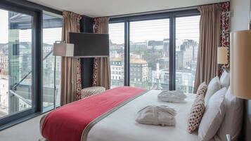 Junior-suite - 1 dobbeltseng | Allergivenligt sengetøj, gratis minibar, pengeskab på værelset