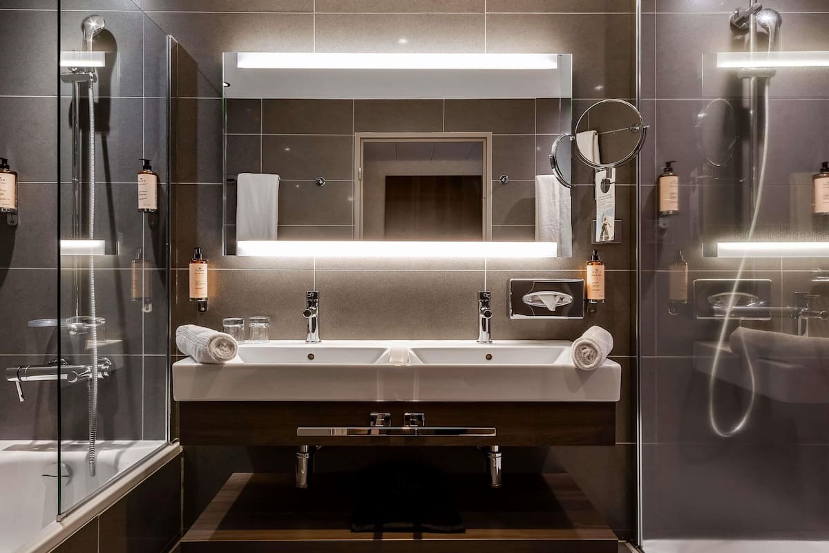 Junior-Suite, 1 Doppelbett | Kostenlose Minibar, Zimmersafe, Schreibtisch, Verdunkelungsvorhänge