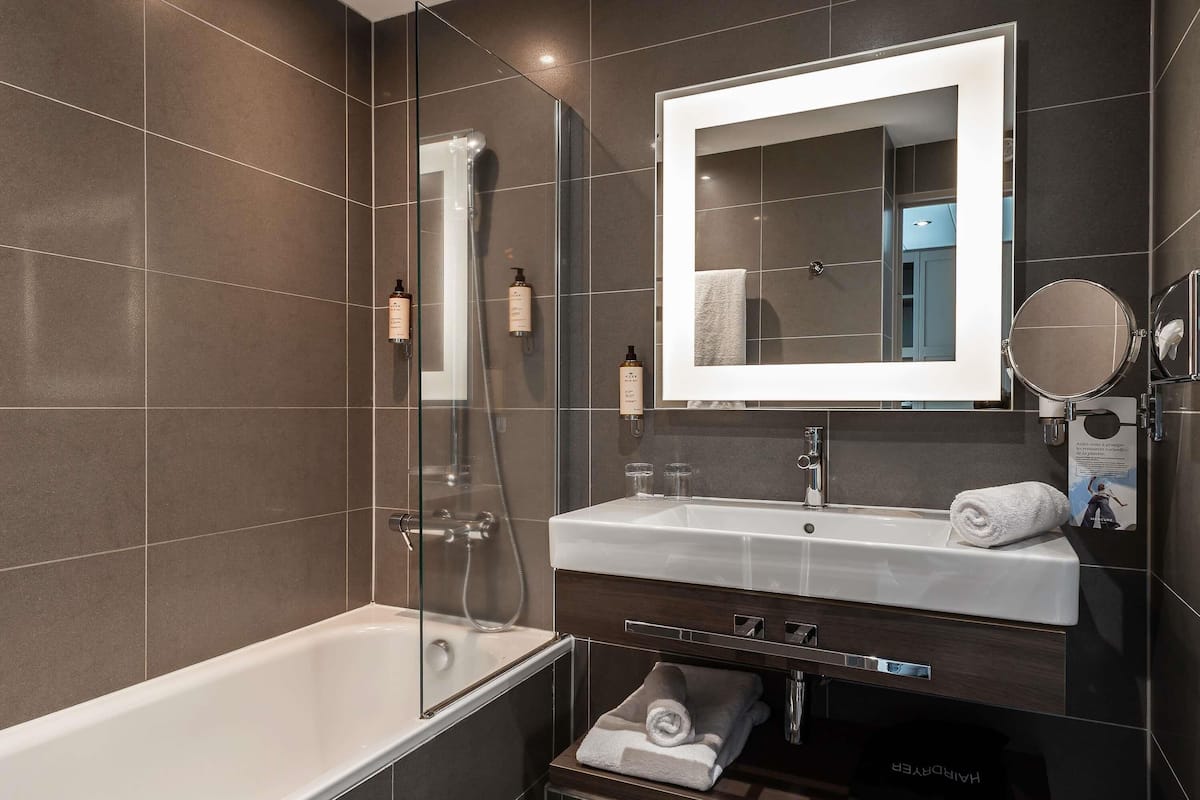 Minibar với thức uống miễn phí, két bảo mật tại phòng, bàn