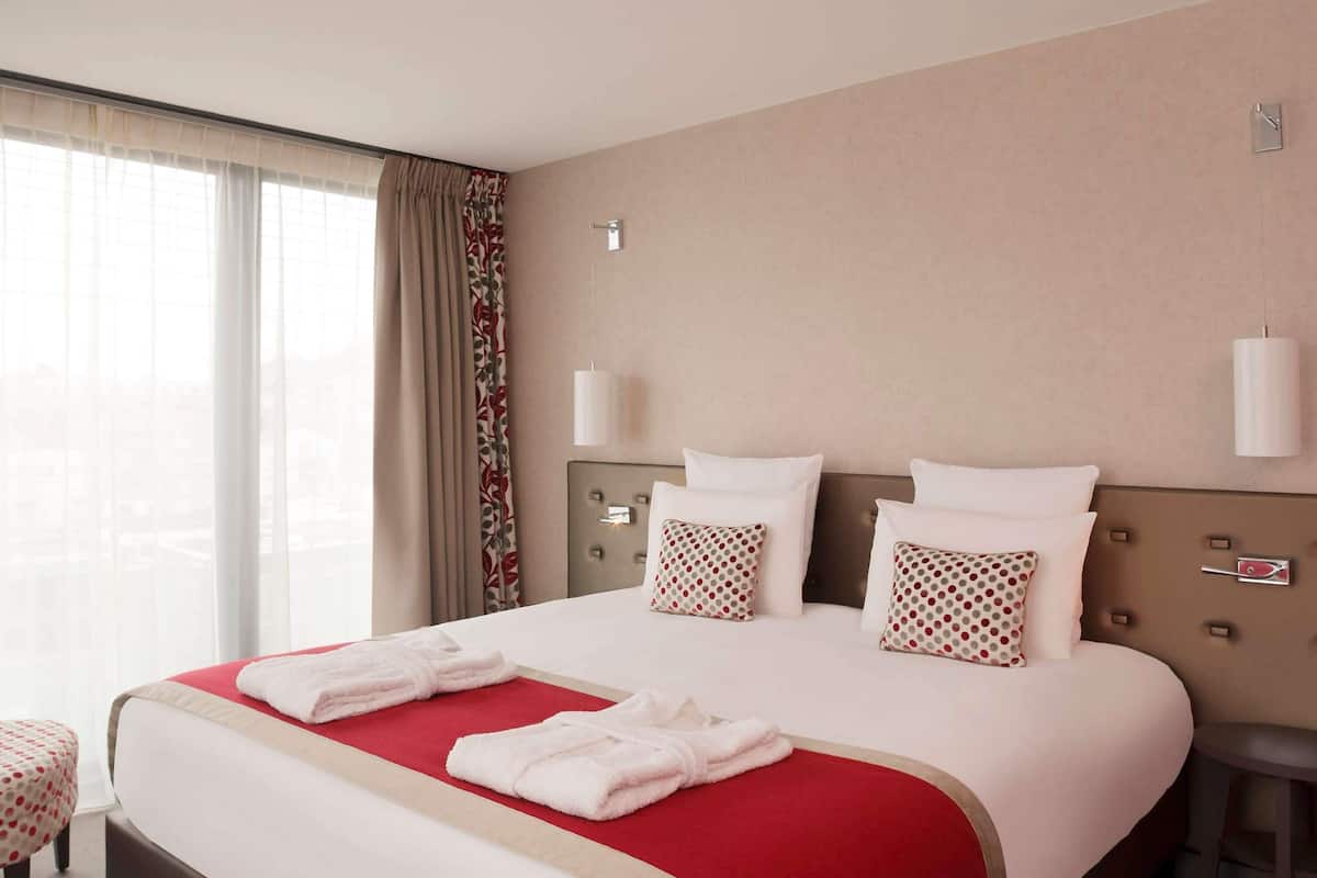 Junior Suite, 1 Double Bed | Free minibar, in-room safe, desk, blackout drapes