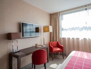Classic Room, 1 Double Bed | Free minibar, in-room safe, desk, blackout drapes