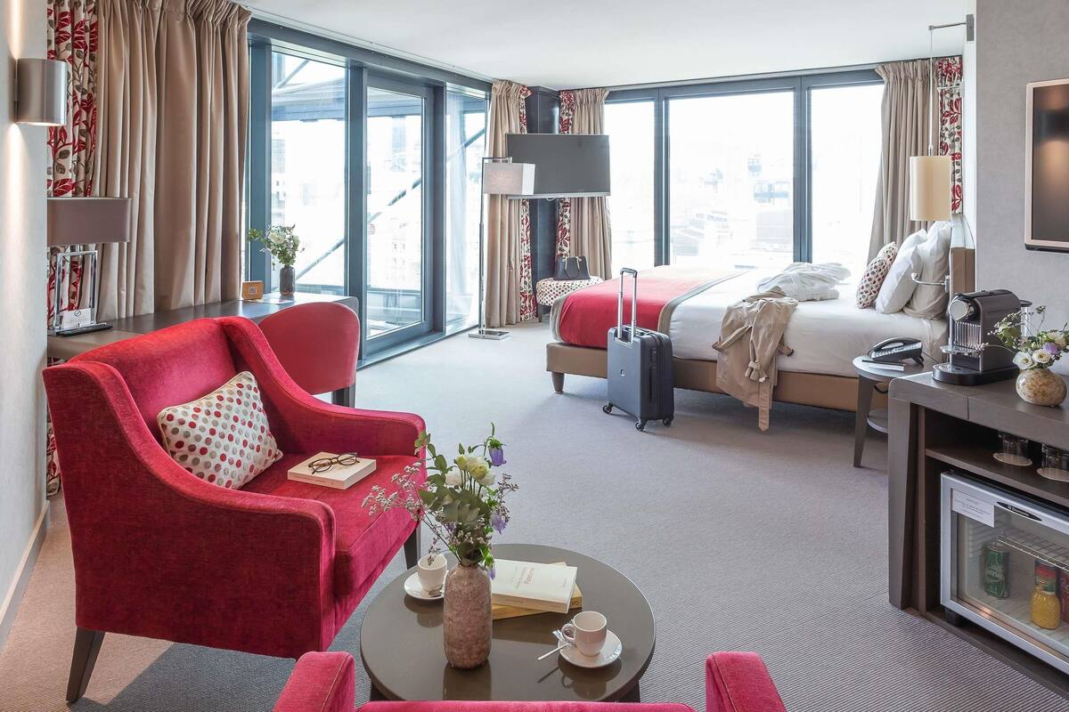 Suite junior, 1 cama doble | Ropa de cama hipoalergénica y minibar con artículos gratuitos