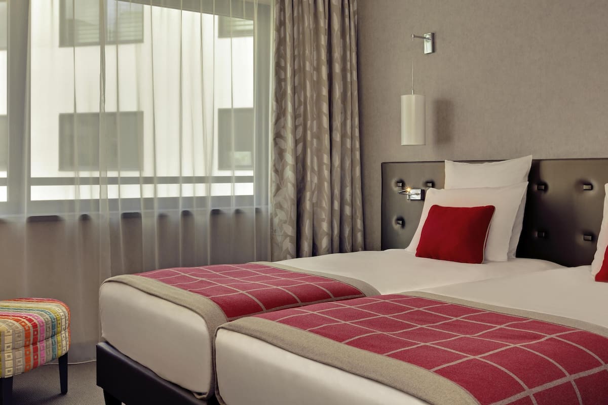 Chambre classique avec lits jumeaux, 2 lits jumeaux | Articles de minibar gratuits, coffre-fort, bureau