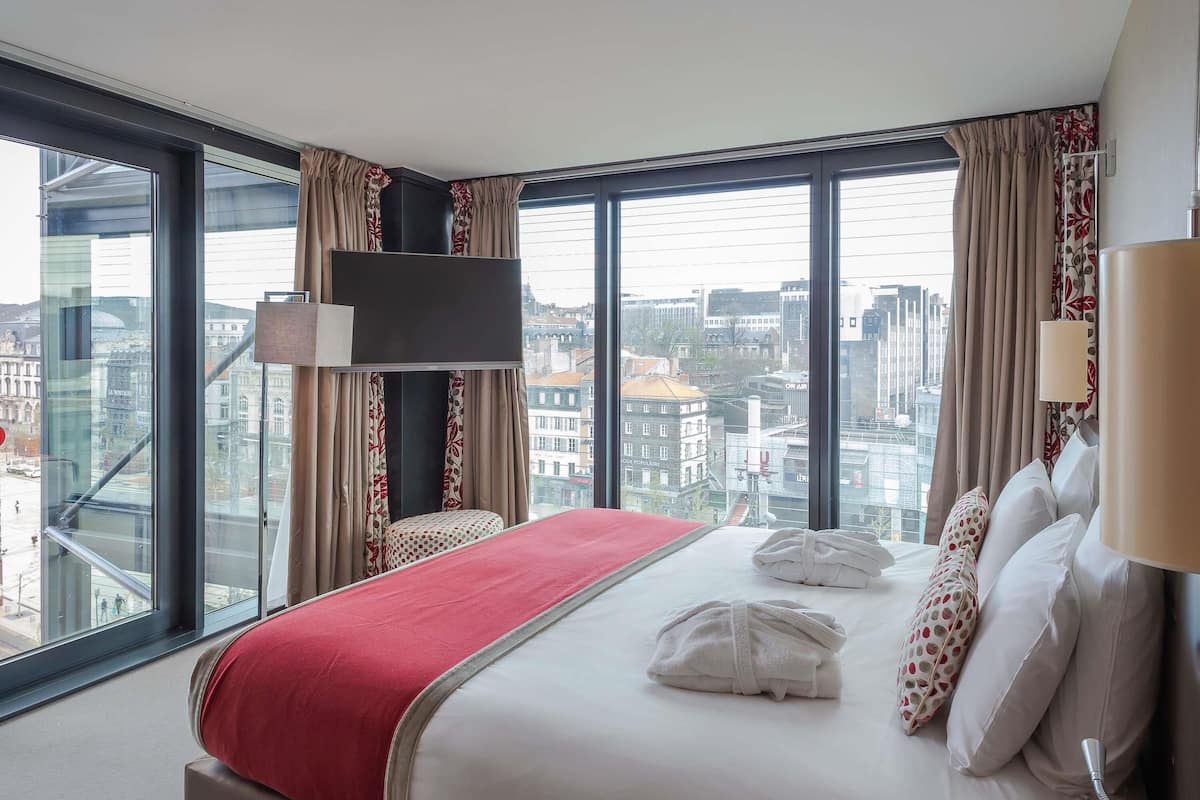 Phòng Suite Junior, 1 giường đôi | Minibar với thức uống miễn phí, két bảo mật tại phòng, bàn