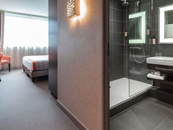 Privilege, Habitación, 1 cama doble | Minibar con artículos gratuitos, caja fuerte, escritorio