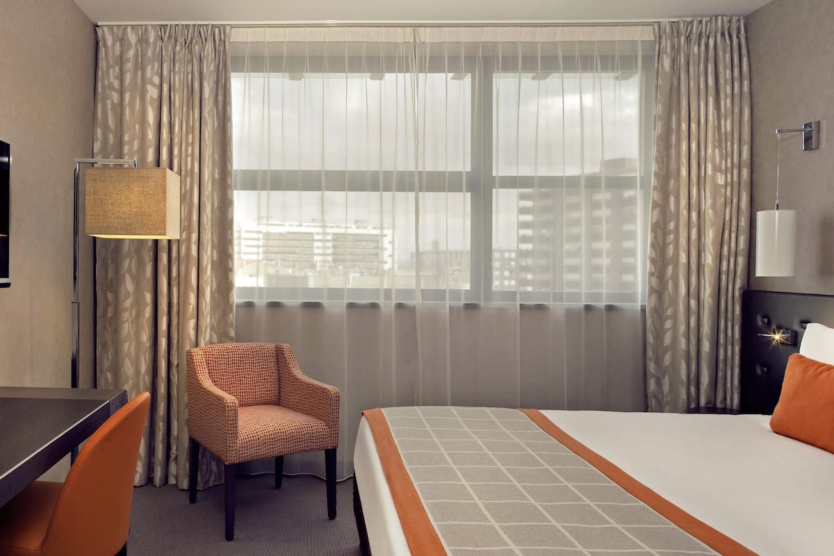 Privilege, Chambre, 1 lit double | Articles de minibar gratuits, coffre-fort, bureau